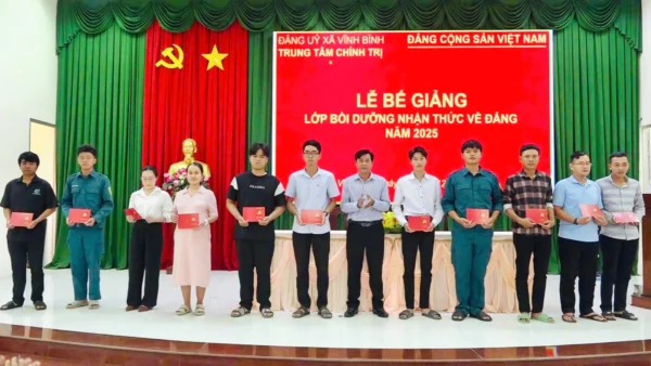 Lễ bế giảng Lớp bồi dưỡng lý luận chính trị dành cho đảng viên mới, khóa II, năm 2025