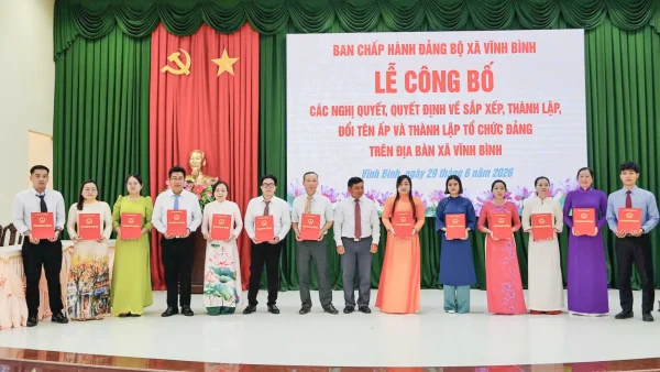 trao quyết định trưởng ấp, xã Vĩnh Bình